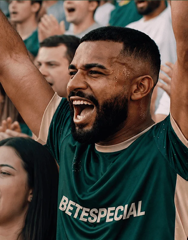 Peça da BETESPECIAL com um torcedor comemorando